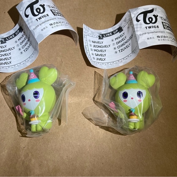 2 x twice jeongvely - Picture 3 of 5